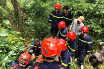 5 giờ đưa nạn nhân tử vong kẹt trên vách núi cao hiểm trở xuống đất