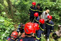 5 giờ đưa nạn nhân tử vong kẹt trên vách núi cao hiểm trở xuống đất