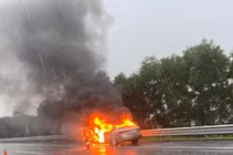 Ô tô con cháy rụi trên cao tốc Hà Nội - Hải Phòng