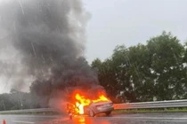 Ô tô con cháy rụi trên cao tốc Hà Nội - Hải Phòng