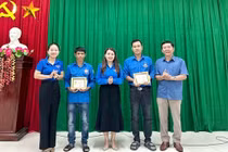 Tặng Huy hiệu “Tuổi trẻ dũng cảm” cho 2 đoàn viên cứu người đuối nước