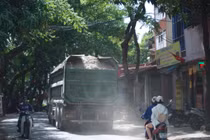Hà Nội: Dân "kêu trời" vì xe quá tải hoành hành 