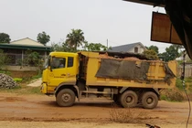 Phú Thọ: Người dân “khốn khổ” vì xe chở đất quần nát con đường