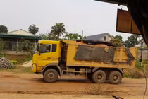 Phú Thọ: Người dân “khốn khổ” vì xe chở đất quần nát con đường