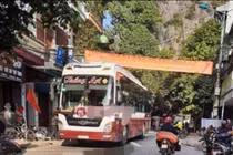 Video: Kinh hoàng xe khách đổ đèo đâm chết người phụ nữ