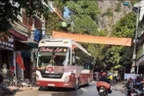 Video: Kinh hoàng xe khách đổ đèo đâm chết người phụ nữ