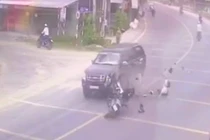 Video: Thanh niên tử vong khi phi xe về nhà báo tin bố tai nạn