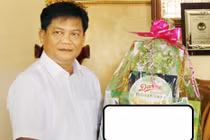 Dùng bằng giả tiến thân, muôn vàn chiêu thức giữ ghế của quan Việt