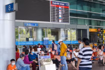 Sân bay Tân Sơn Nhất trong ngày đầu mở lại đường bay quốc tế