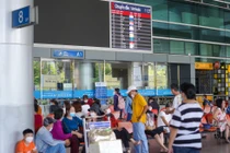 Sân bay Tân Sơn Nhất trong ngày đầu mở lại đường bay quốc tế