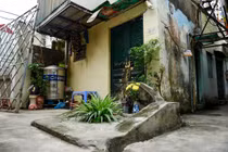 Toàn cảnh con phố có nhiều ngôi mộ sát nhà dân ở Hà Nội