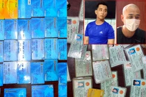 Phát hiện 68 thẻ ATM và 40 CMND trong nhà kẻ cho vay “tín dụng đen”