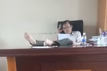Hạt trưởng gác chân lên bàn hút thuốc bị tạm đình chỉ công tác