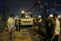 Dừng thi công để khắc phục sự cố “hầm chông” găm lốp ô tô trên vành đai 3