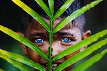 Bộ lạc ai cũng có đôi mắt xanh thăm thẳm như đại dương và bí ẩn phía sau