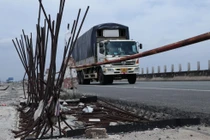 Cao tốc TPHCM - Trung Lương xuống cấp nghiêm trọng sau 3 năm dừng thu phí