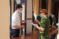 Tiếp viên hàng không làm lây lan COVID-19 xin giảm án