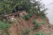 Bờ sông Hồng sạt lở, hơn 20 hộ dân sợ bị “Hà Bá” nuốt chửng