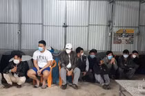 Bao vây trường gà, bắt quả tang hàng chục "con bạc" cá độ