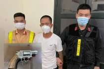 Danh tính người đàn ông mang súng đi dạo bị chốt COVID-19 "tóm sống" 