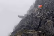 Leo ra mỏm đá chụp ảnh băng tuyết, du khách rơi xuống vách núi