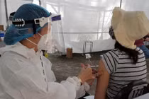 Vì sao TPHCM tạm ngừng tiêm một lô vắc xin COVID-19?