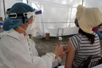 Vì sao TPHCM tạm ngừng tiêm một lô vắc xin COVID-19?