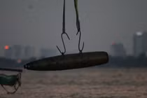 Cận cảnh quả bom "khủng" gần cầu Long Biên vừa được trục vớt 