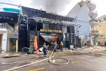 Huế: Cháy lớn tại New Poc Poc Beer, hàng chục chiến sĩ dập lửa
