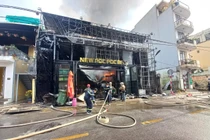 Huế: Cháy lớn tại New Poc Poc Beer, hàng chục chiến sĩ dập lửa