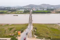 Cận cảnh cây cầu đường sắt chung đường bộ, tài xế nơm nớp lo 