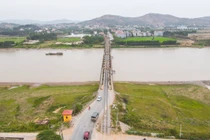 Cận cảnh cây cầu đường sắt chung đường bộ, tài xế nơm nớp lo 