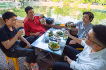 Thanh niên hẹn hò tụ tập ăn nhậu đầu hè đông nghẹt