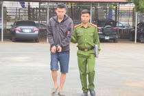 Cầm dao rựa đi giải quyết mâu thuẫn, chém cả lực lượng công an