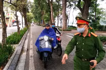 Hà Nội: 3 người bị xử phạt vì ra đường không thuộc diện được phép