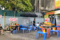 Muôn kiểu lấn chiếm vỉa hè hồ Tây để kinh doanh