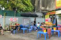 Muôn kiểu lấn chiếm vỉa hè hồ Tây để kinh doanh