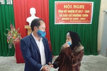 Cụ bà 98 tuổi chống gậy ủng hộ tiền phòng chống dịch COVID-19