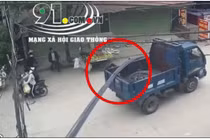 Video: Bị cây sắt đâm trúng người, nam thanh niên rơi khỏi xe máy
