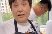 Con dâu biếu mẹ chồng số tiền lớn nhưng bị từ chối và cái kết 