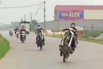 Nhóm bốc đầu xe máy khoe trên Facebook "mếu mặt" khi lên Công an