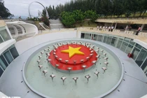 Dòng người xúc động dâng hương tại khu tưởng niệm 64 liệt sĩ Gạc Ma