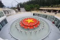 Dòng người xúc động dâng hương tại khu tưởng niệm 64 liệt sĩ Gạc Ma