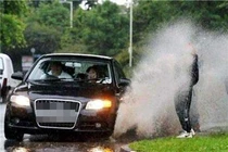 Không thể nhịn cười với những hình ảnh bá đạo trong ngày mưa 