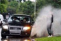 Không thể nhịn cười với những hình ảnh bá đạo trong ngày mưa 