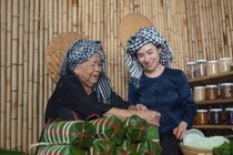 Cụ bà hơn 30 năm gìn giữ nghề gói bánh tét truyền thống