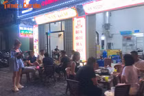 Hà Nội: Hàng quán chiếm hết vỉa hè, lòng đường bên bờ sông Tô Lịch