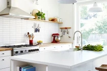 Thầy phong thủy hướng dẫn đặt bếp cho người mệnh Mộc, giúp hút tài lộc