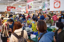 COVID-19: Dân lại đổ xô đi siêu thị mua thực phẩm sau chỉ thị cách ly toàn xã hội