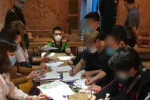 Không đeo khẩu trang, chủ quán và 30 khách uống cafe bị phạt 60 triệu